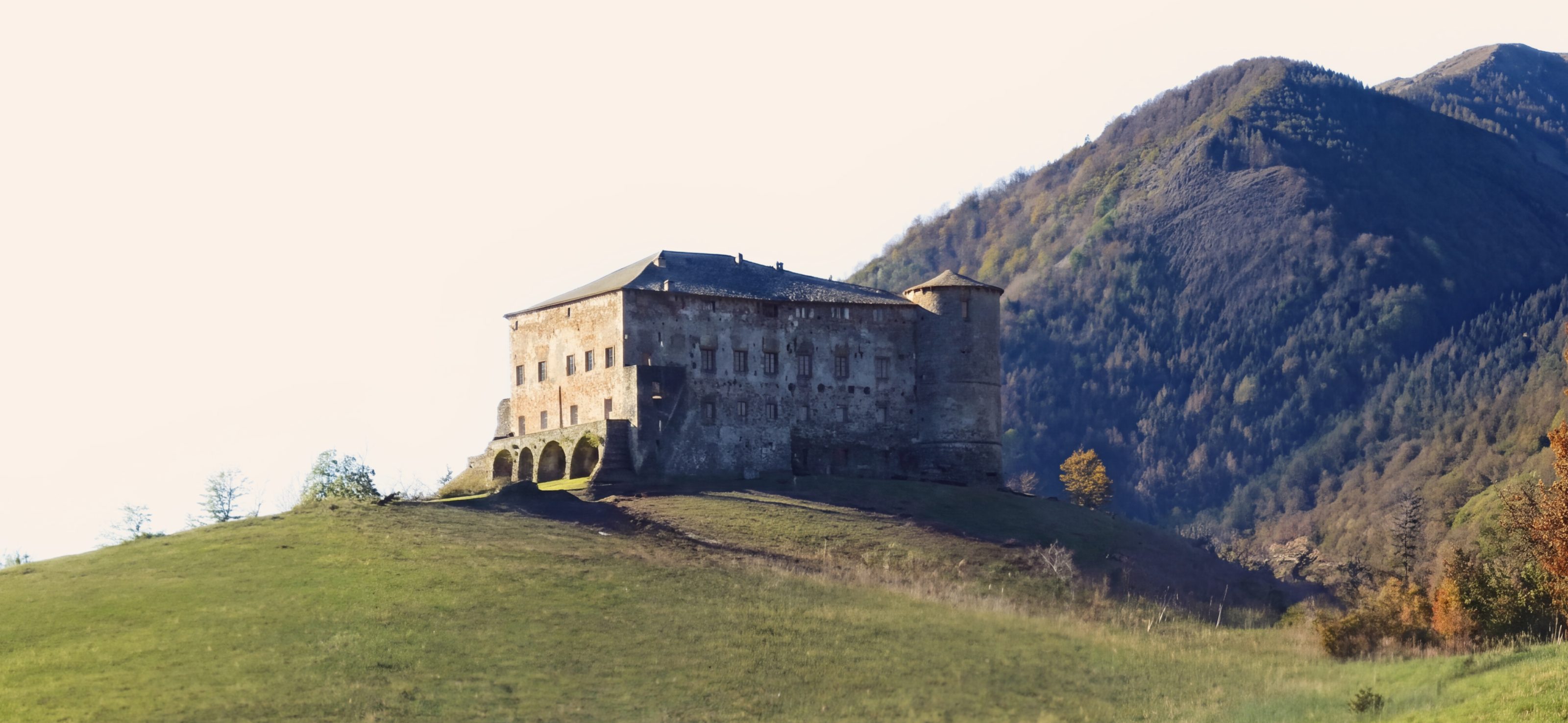 Il castello Doria-Malaspina di Calice al Cornoviglio, con i monti della Val di Vara alle spalle